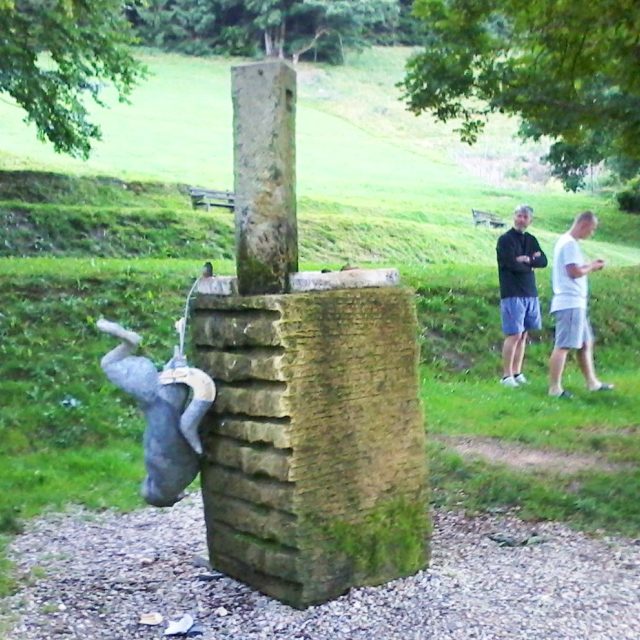 Čůrající voříšek z Kryštofova Údolí po řádění vandalů. „Přišel o všechny běhy,  o ocásek a zůstal viset na tom solitéru jen za hadici,  která vede vodu, “ popsala Alice Chaloupková | foto: Alice Chaloupková