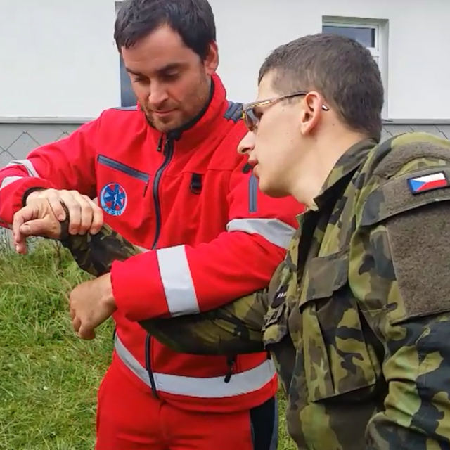 Zdravotníci záchranné služby se učili od libereckých chemiků i nejrůznější hmaty a chmaty,  kterými lze agresora &quot;zpacifikovat&quot; | foto: Eva Malá,  Český rozhlas