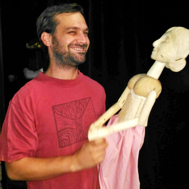 Vodit javajské loutky není vůbec snadné. „Je to posilovačka. Chodím do posilovny tady na zkoušky, “ říká s úsměvem herec | foto: Lucie Fürstová,  Český rozhlas