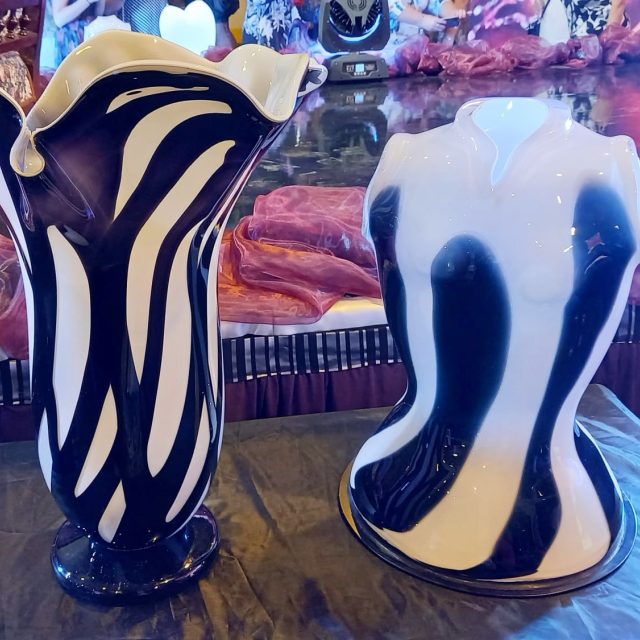 Skleněné objekty Blanky Matragi,  které tvoří v huti Jiřího Pačinka v Kunraticích u Cvikova | foto: Ivana Bernáthová,  Český rozhlas