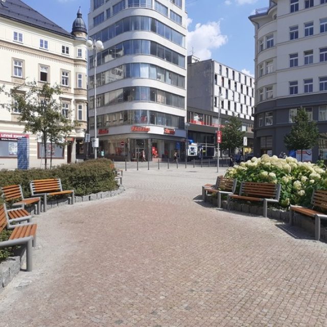Lavičky na Soukenné náměstí v novém | foto: Statutární město Liberec