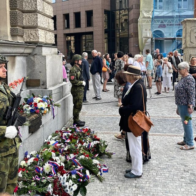 Lidé přišli uctít památku obětí invaze vojsk Varšavské smlouvy do Československa v roce 1968 k památníku na libereckém náměstí | foto: Pavla Štěpánová