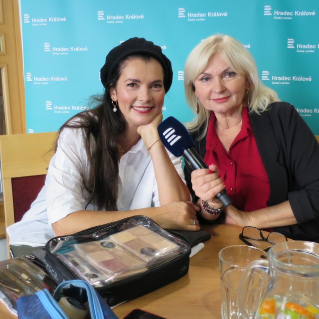 Lucía Gibodová Hrušková v rozhlasové kavárně spolu s Ladou Klokočníkovou | foto: Milan Baják,  Český rozhlas