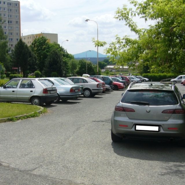 Regenerace sídliště Špičák probíhá už několik let. Mimo jiné mají přibýt parkovací místa  (ilustrační snímek) | foto: Tomáš Mařas