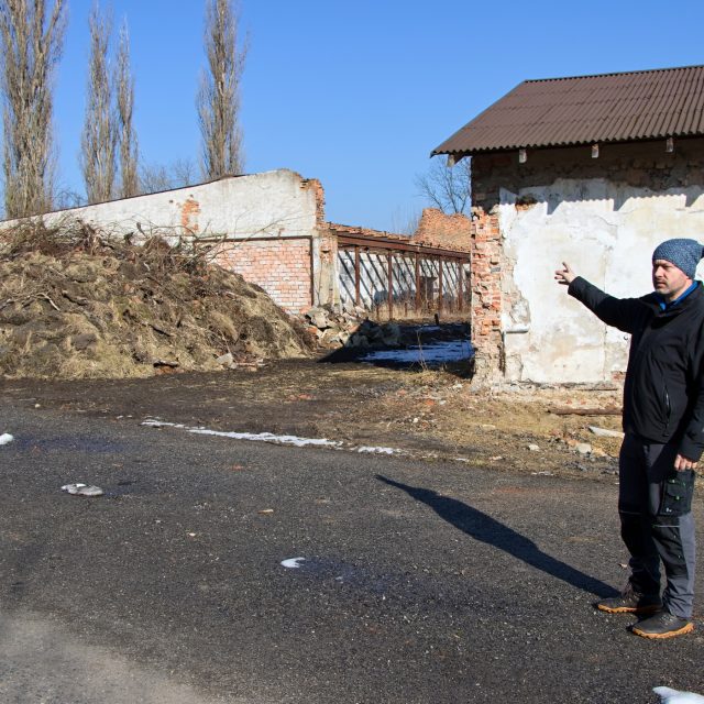 Starosta Kunratic Milan Götz ukazuje řadu budov a ploch,  které patří k Jedničce a které postupně uklízejí | foto: Jaroslav Hoření,  Český rozhlas