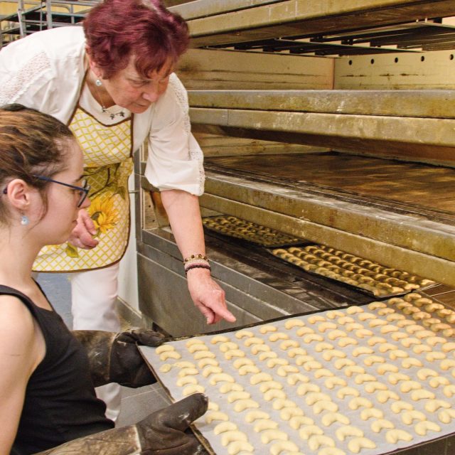 Paní Magdalena dohlíží na pečení vanilkových rohlíčků v hamerské pekárně | foto: Jaroslav Hoření,  Český rozhlas