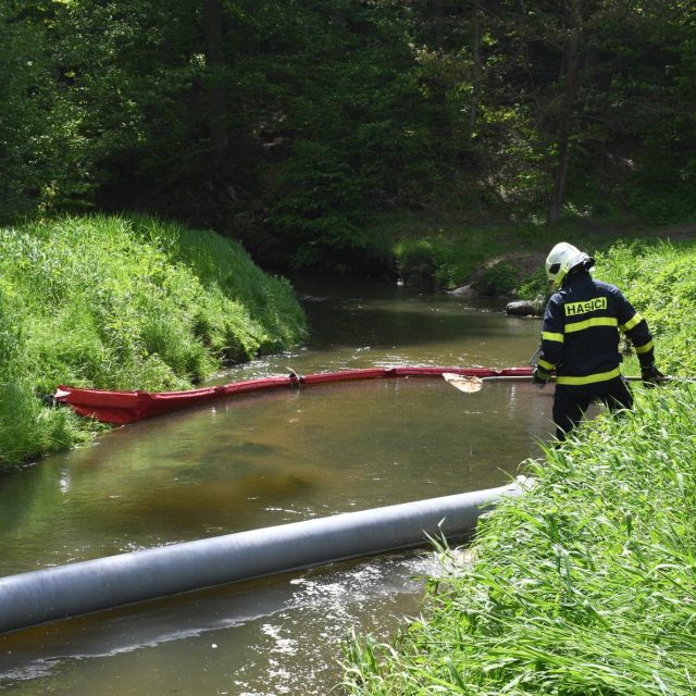Hasiči u Ploučnice trénovali sběr látky z hladiny řeky | foto: HZS Libereckého kraje