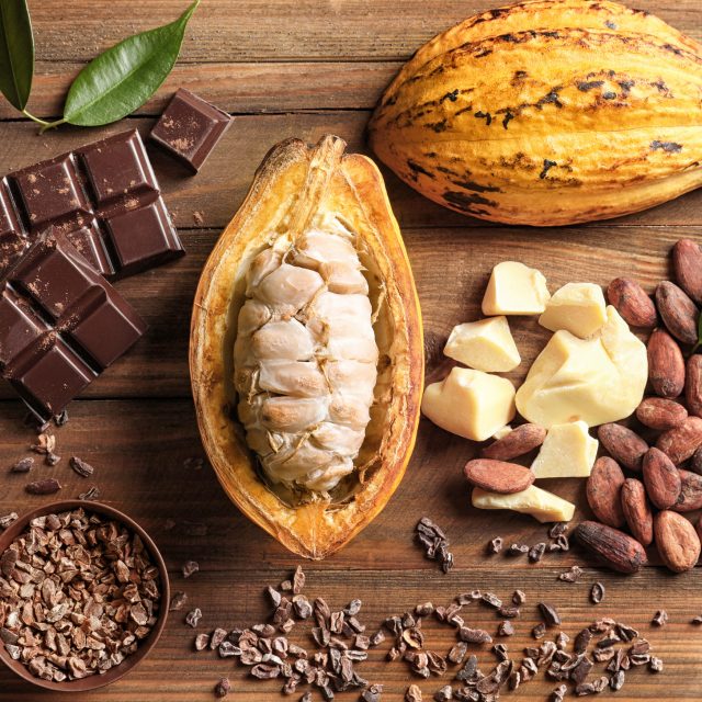 Kakaový lusk v sobě ukývá boby,  ze kterých se vyrábí čokoláda | foto: Shutterstock