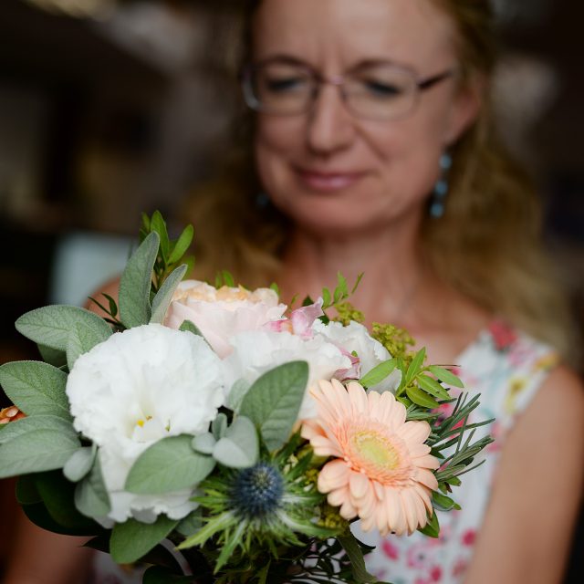 Kupované květiny často postrádají vůni. Můžeme jim pomoci tím,  že přidáme bylinky. Šalvěj voní a navíc je krásná | foto: Jan Ptáček,  Český rozhlas