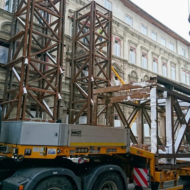 Odstraňování kovové konstrukce z budovy střední školy v Podhorské ulici | foto: Lenka Marková,  Český rozhlas