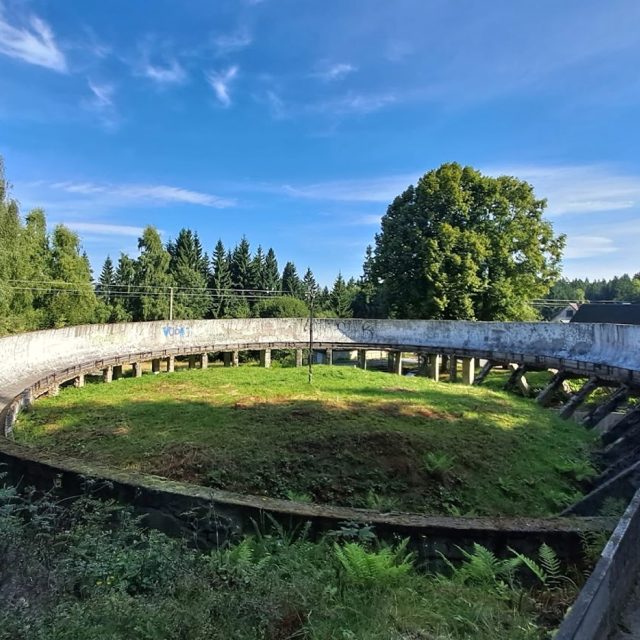 Sáňkařská dráha ve Smržovce se pyšní unikátní 400stupňovou zatáčkou | foto: Jana Švecová,  Český rozhlas