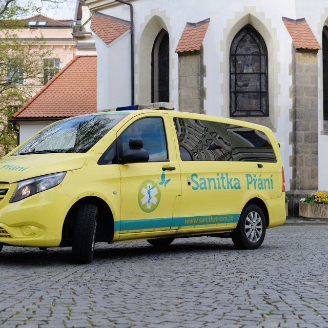 Sanitka přání je vybavená jako přeprava pacientů neodkladné péče | foto: Jan Ptáček,  Český rozhlas