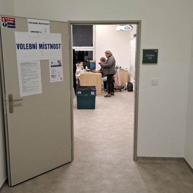 Volby do Poslanecké sněmovny na jedné z jabloneckých základních škol | foto: Michal Balák,  Český rozhlas