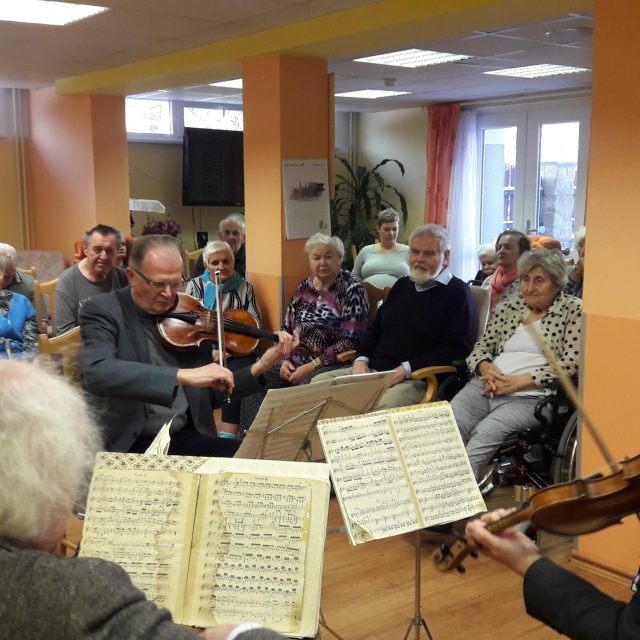 Smyčcové Panochovo kvarteto hraje seniorům v semilských Sociálních službách | foto: Ivana Bernáthová