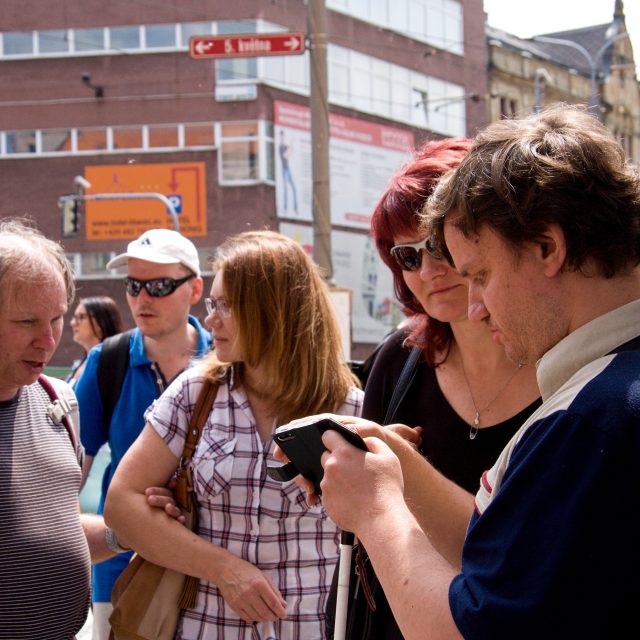 Nová navigační aplikace nevidomé dokáže navést bezpečněji a přesněji,  lidé se zrakovým hendikepem ji zkoušeli přímo v libereckých ulicích | foto: Jaroslav Hoření,  Český rozhlas