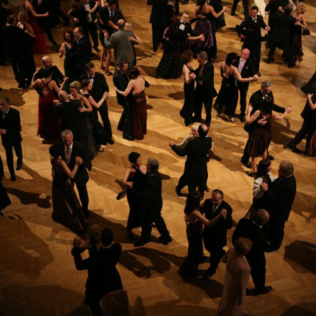 Taneční páry na plese  (ilustr. obr.) | foto: Profimedia