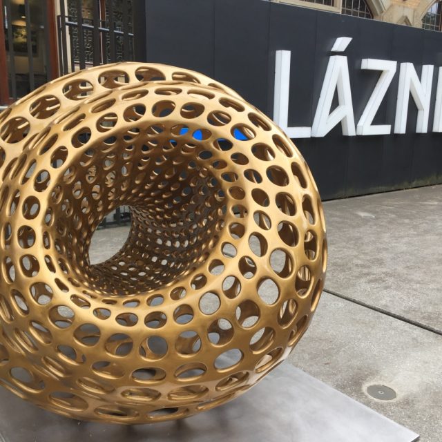 Bronzová socha zvaná Kapsule bude v Liberci až do září | foto: Lucie Fürstová