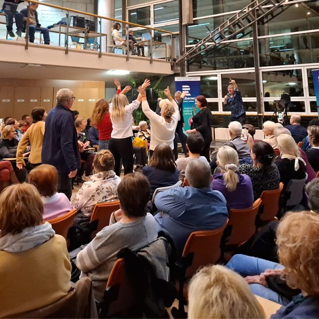 Zpěvák Stanislav Hložek na oslavě 9. výročí obnoveného samostatného vysílání Českého rozhlasu Liberec roztančil libereckou knihovnu | foto: Michal Balák,  Český rozhlas
