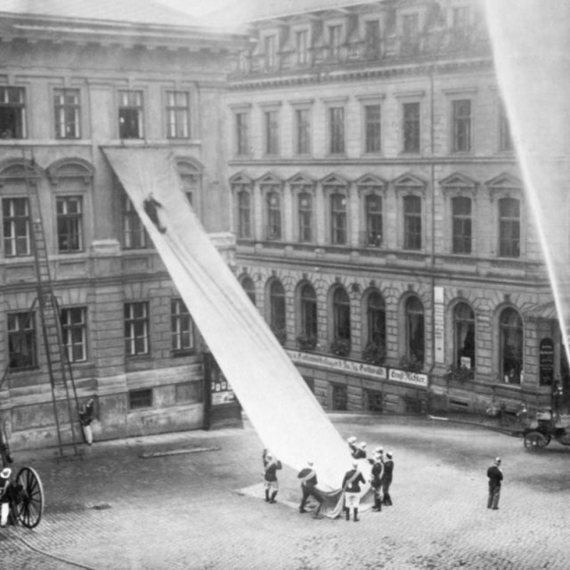 Cvičení libereckých hasičů za použití záchranné plachty,  kterou vynalezl liberecký velitel čety lezců František Pilze | foto: Hasičský záchranný sbor Libereckého kraje