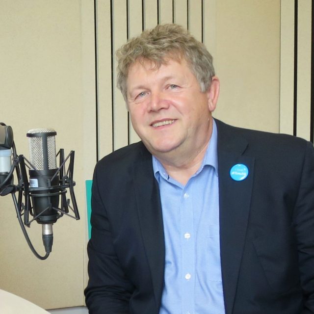 Josef Hynek ve studiu Českého rozhlasu Hradec Králové | foto: Milan Baják,  Český rozhlas