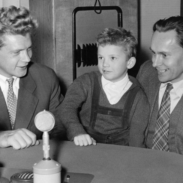 Jiří Zikmund a Miroslav Hanzelka  (vpravo) v rozhlasovém studiu  (1958) | foto: Jiřina Cinybulková,  Archiv Českého rozhlasu