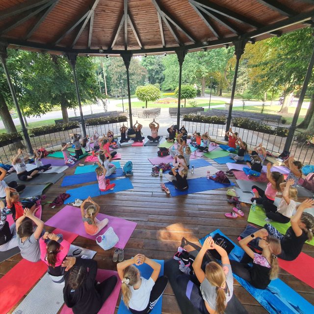 Dětská jóga,  to je zábavná radost z pohybu | foto: Gabriela Bašková