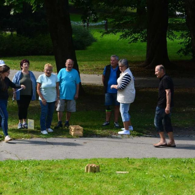 Mölkky je zábavná kombinace náhody a dovedností,  které se lze snadno naučit | foto: Magistrát města Jablonec nad Nisou