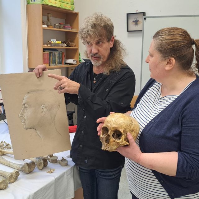 Žáci Základní školy UNESCO v Uherském Hradišti se učili na kosterních ostatcích rakousko-uherského vojáka z 19. století. Odborníci zjistili,  jak vypadal | foto: Michal Sladký,  Český rozhlas