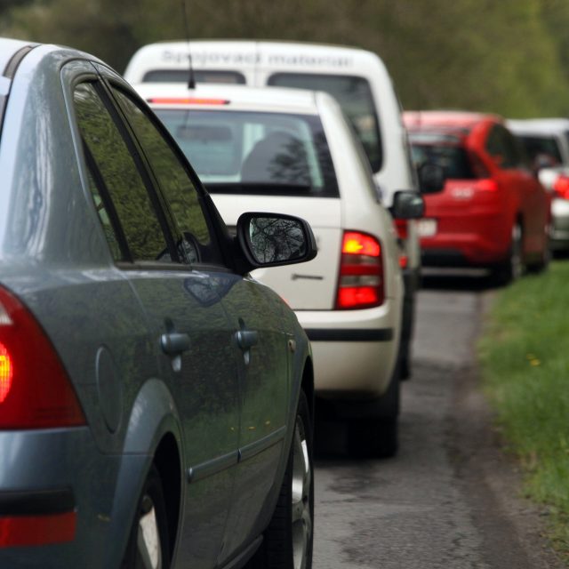 Na silnici i/13 v Rynolticích staví zpomalovací ostrůvky,  počítejte tam s dopravním omezením  (ilustrační snímek) | foto: Fotobanka Profimedia