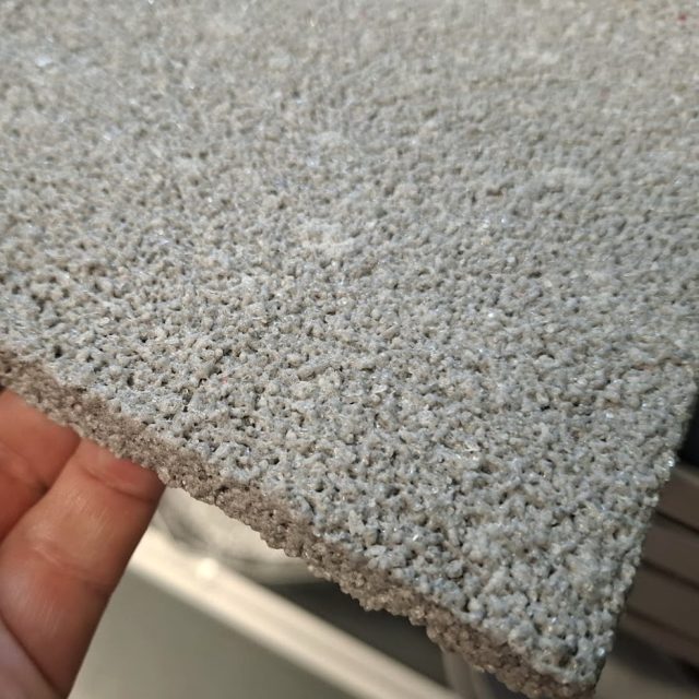 Glassticine propouští vodu,  pachy i zvuky,  jeho využití má široké možnosti | foto: Jana Pavlíčková,  Český rozhlas