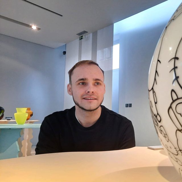 Sklářský výtvarník,  designér a malíř skla František Jungvirt | foto: Tomáš Mařas,  Český rozhlas