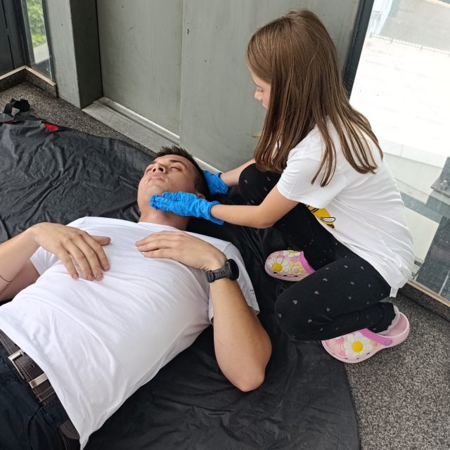 Děti se na příměstském táboře Českého červeného kříže v Liberci učí základy první pomoci | foto: Pavla Štěpánová