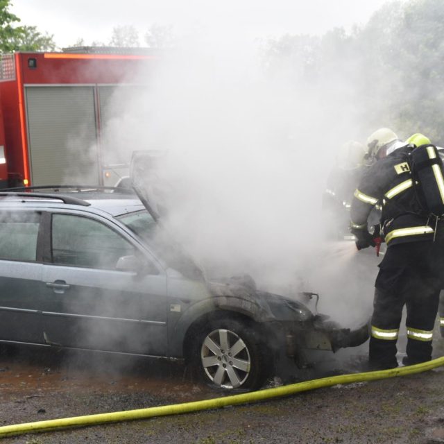 Auto začne hořet zpravidla kvůli technické závadě | foto: Hasičský záchranný sbor Libereckého kraje
