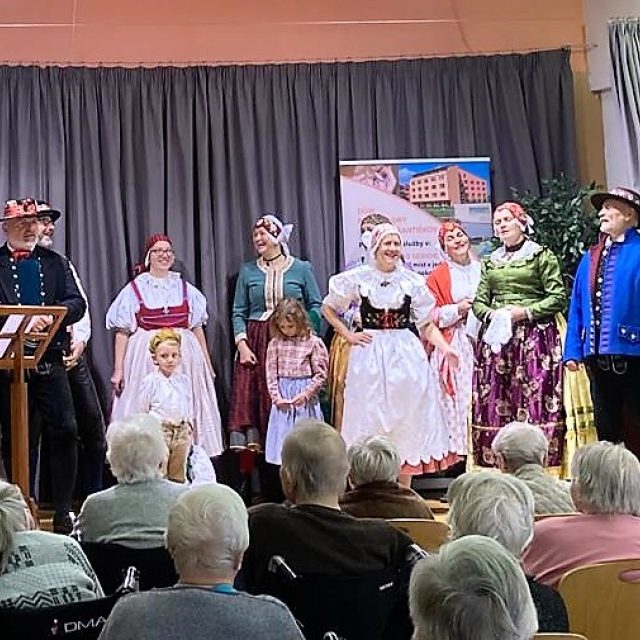 Folklorní soubor Horačky včera splnil přání seniorům z domova v libereckém Františkově | foto: Johana Tománková,  Český rozhlas