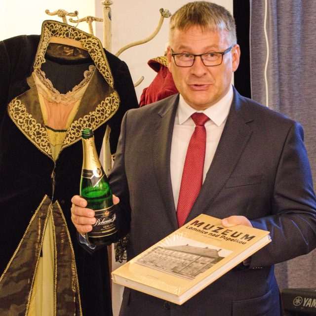 Předseda Divadelního spolku J. K. Tyla a nezávislý starosta Lomnice nad Popelkou Josef Šimek na vernisáži výstavy a křtu publikace | foto: Jaroslav Hoření,  Český rozhlas