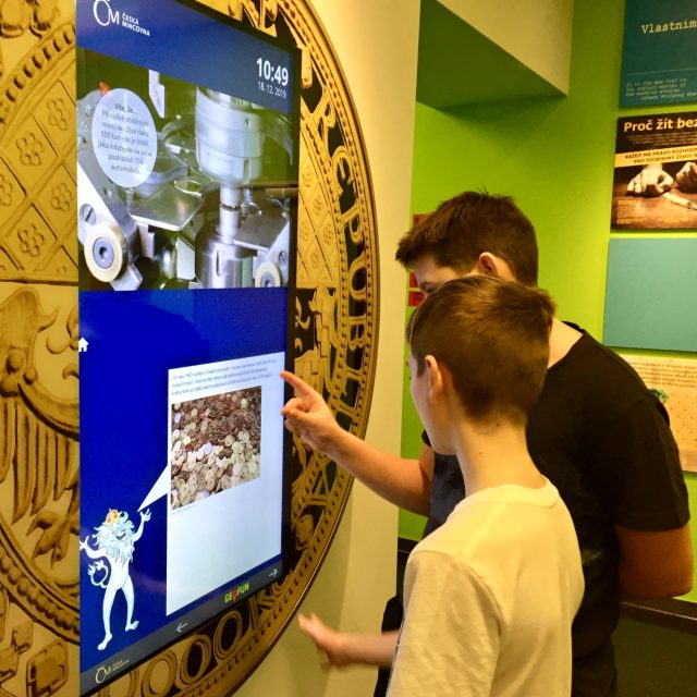 Takzvaný „multimediální kiosek&quot; představuje historii mincovnictví	 | foto: Lucie Fürstová