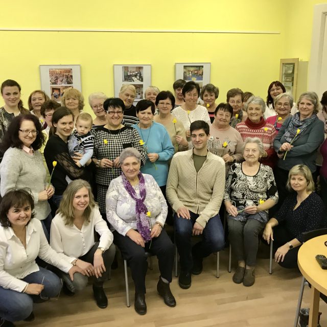 Společné foto na společné oslavě v Komunitním středisku Kontakt | foto: Lucie Fürstová