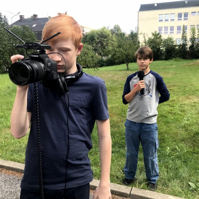 Děti si na televizním táboře vyzkoušely práci kameramana i redaktora | foto: Lucie Fürstová,  Český rozhlas,  Český rozhlas