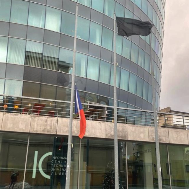 Smuteční vlajka na budově Technické univerzity v Liberci | foto: Johana Tománková,  Český rozhlas