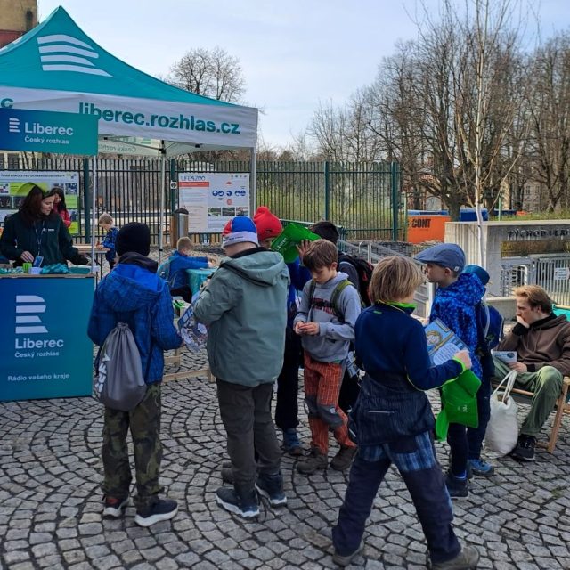 Specialistka komunikace Petra Heiplíková ve stánku ČRo Liberec v zoo | foto: Jana Švecová,  Český rozhlas