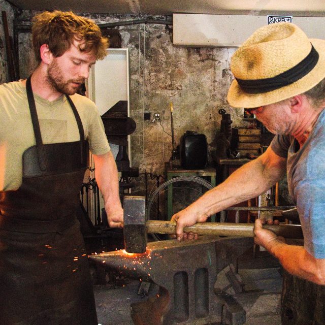 Otec a syn David a Filip Skrbkovi při práci | foto: Jaroslav Hoření,  Český rozhlas