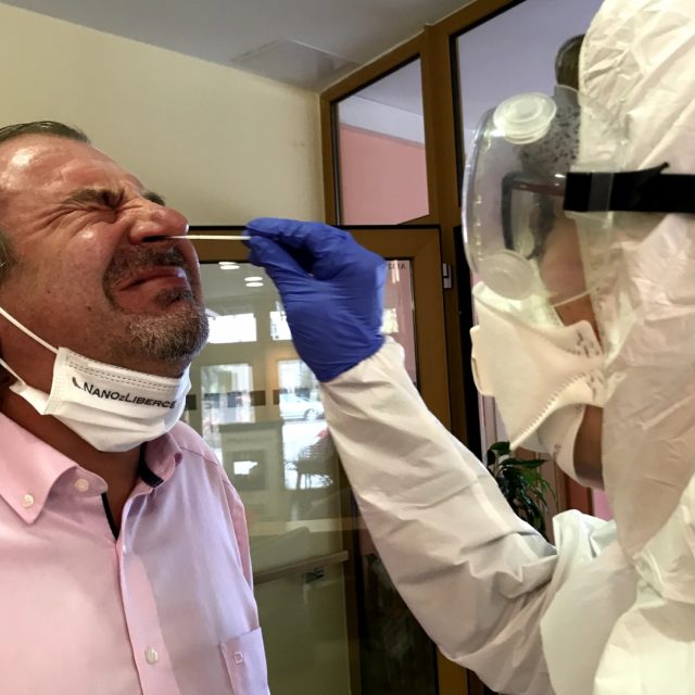 V domově pro seniory v Liberci na Františkově už nemusí s každým podezřením na nákazu na KHS. Pořídili si vlastní rychlotesty. Na snímku odebírá zdravotník vzorky řediteli domova Janu Gabrielovi | foto: Lucie Fürstová,  Český rozhlas