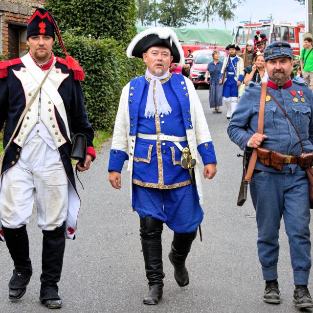Historický průvod se vydal od muzea na nedaleký skalní útvar Pohanské kameny,  kde pokračovaly oslavy Višňové na Frýdlantsku | foto: Jaroslav Hoření,  Český rozhlas