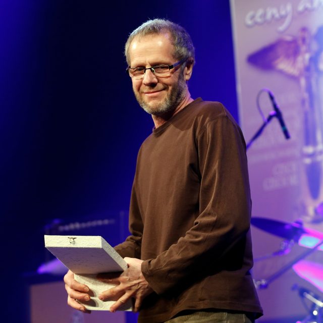 Písničkář Jiří Smrž při přebírání žánrových cen Anděl v roce 2013 | foto: Petr Horník,  Právo / Profimedia