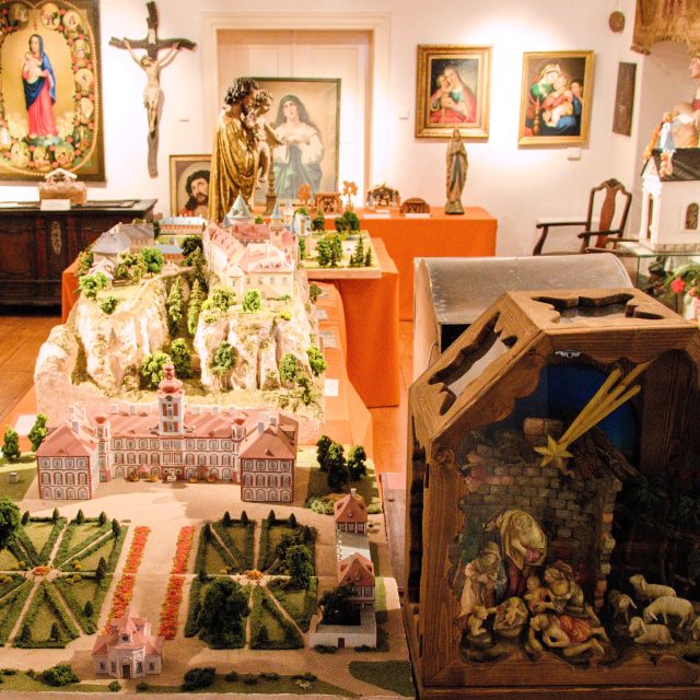 Výstava betlémů nazvaná Pohádkové Vánoce Vojtěcha Kubašty v lomnickém muzeu a galerii potrvá do 5. ledna | foto: Jaroslav Hoření,  Český rozhlas