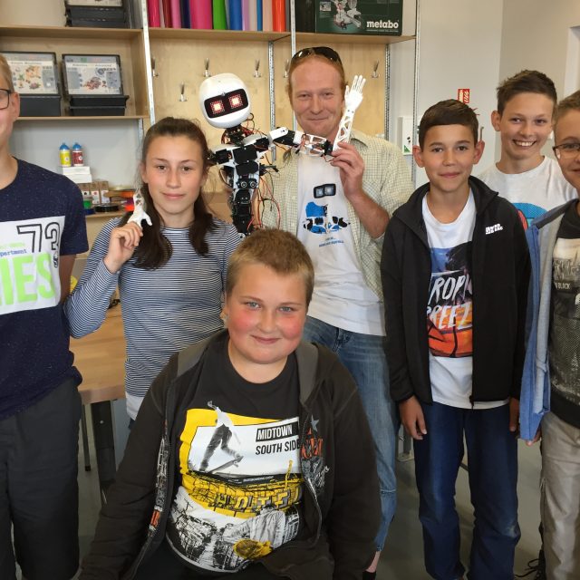 Děti pod vedením konstruktéra Martina Seidla sestavily vlastního robota Matyldu | foto: Lucie Fürstová