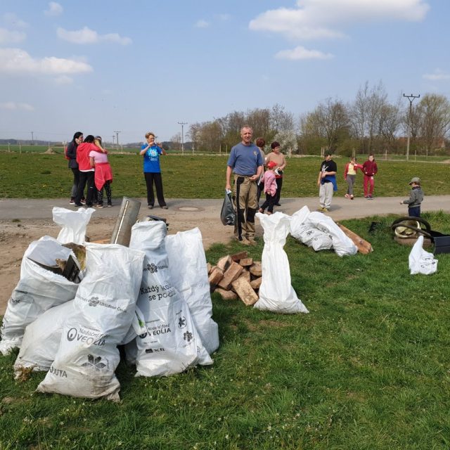 Dobrovolníci z Hlízova u Kutné Hory na akci Ukliďme Česko | foto: Michal Trnka