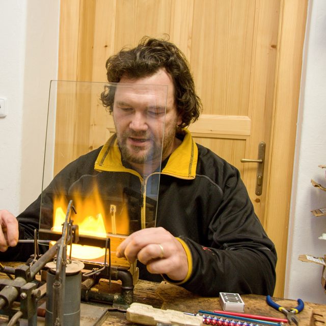 Marek Kulhavý u foukařského stolu | foto: Jaroslav Hoření,  Český rozhlas