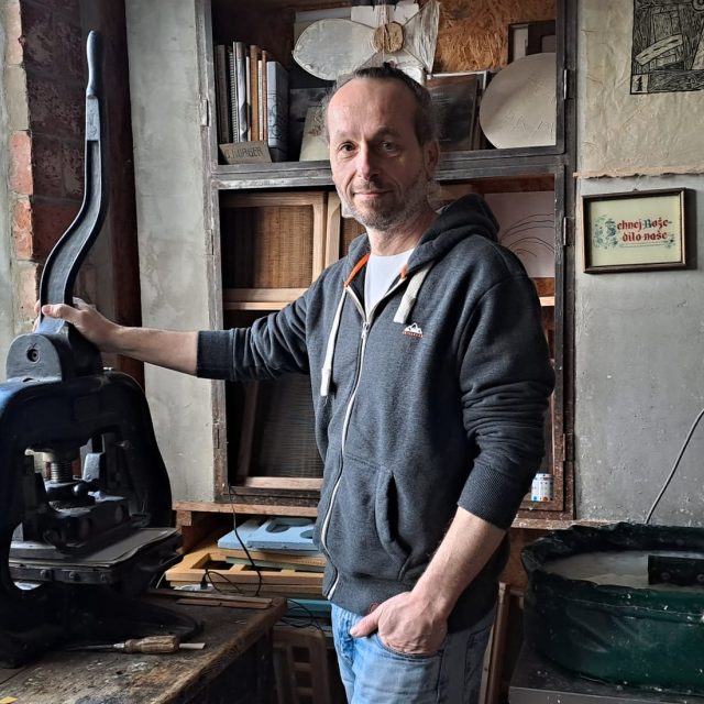 Michal Gorec provozuje ve Zdislavě Ruční papírnu Papyrea | foto: Iveta Kalátová,  Český rozhlas