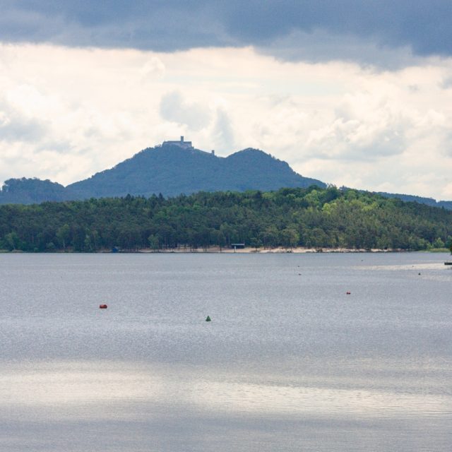 K Máchovu jezeru neodmyslitelně patří i panorama s hradem Bezděz | foto: Jaroslav Hoření,  Český rozhlas